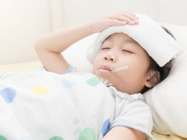 Bù nước đúng cách khi trẻ bị sốt, tiêu chảy, nôn trớ