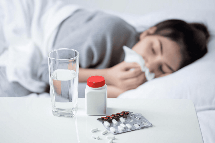 Khác với cảm lạnh, vốn có diễn tiến nhẹ hơn và thường không gây sốt cao, cảm cúm có thể ảnh hưởng đến sức khỏe toàn thân và khiến người bệnh suy giảm sức đề kháng nếu không được chăm sóc đúng cách.