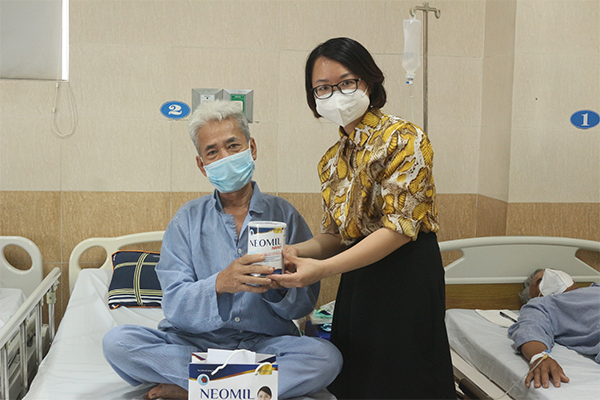 NEOMIL tặng sữa cho bệnh nhân điều trị tại Bệnh viện Tai Mũi Họng Trung ương